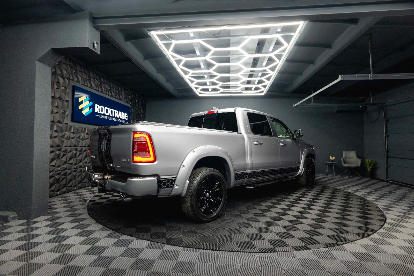 Fahrzeugabbildung Dodge RAM 5.7 V8 HEMI 4x4 Night LARAMIE LONGBED 19%