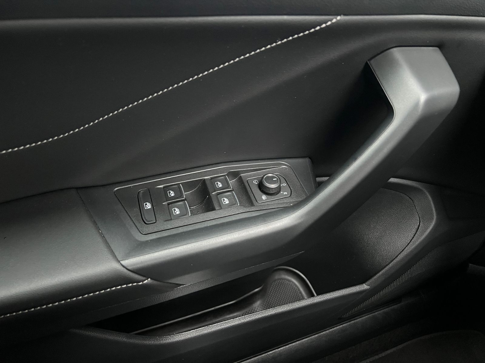 Fahrzeugabbildung Volkswagen T-Roc Style 1.5 TSI DSG *AHK, LED, BlackStyle, 1