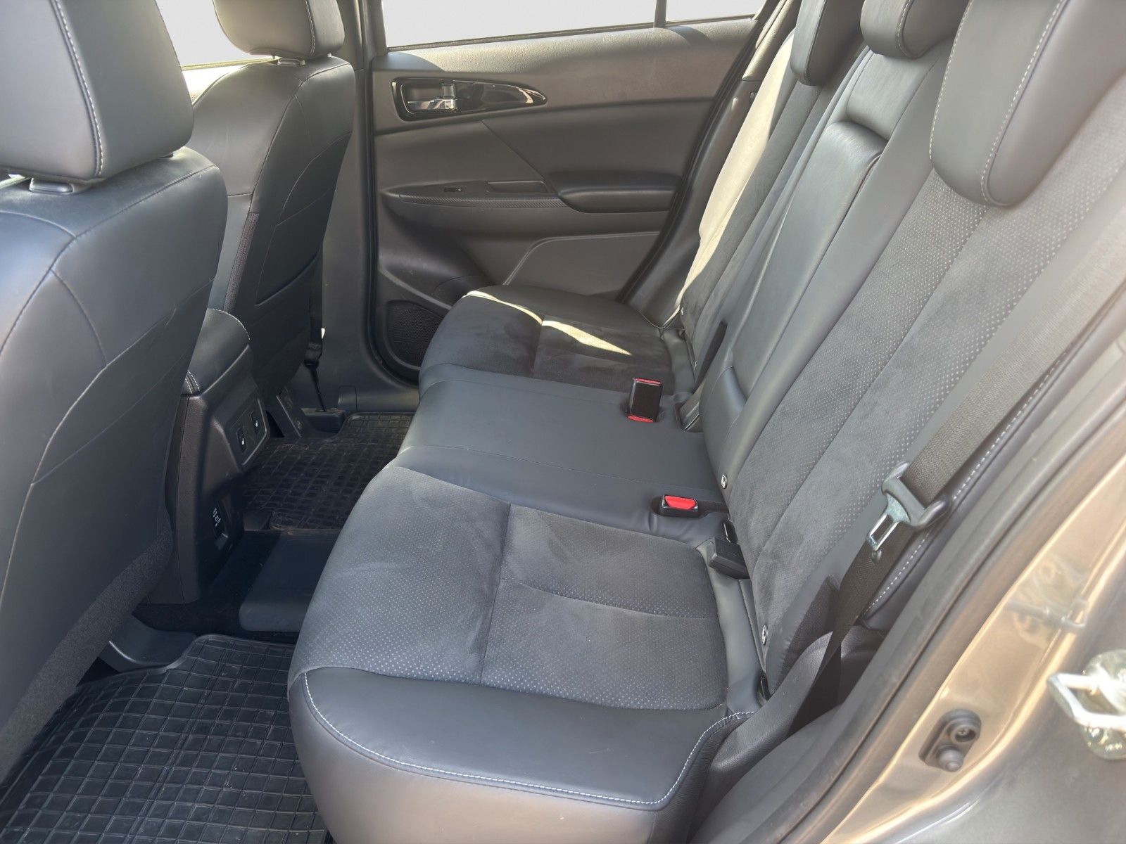 Fahrzeugabbildung Mitsubishi Eclipse Cross 2.4 PHEV 4WD Plus mit Intro-Paket