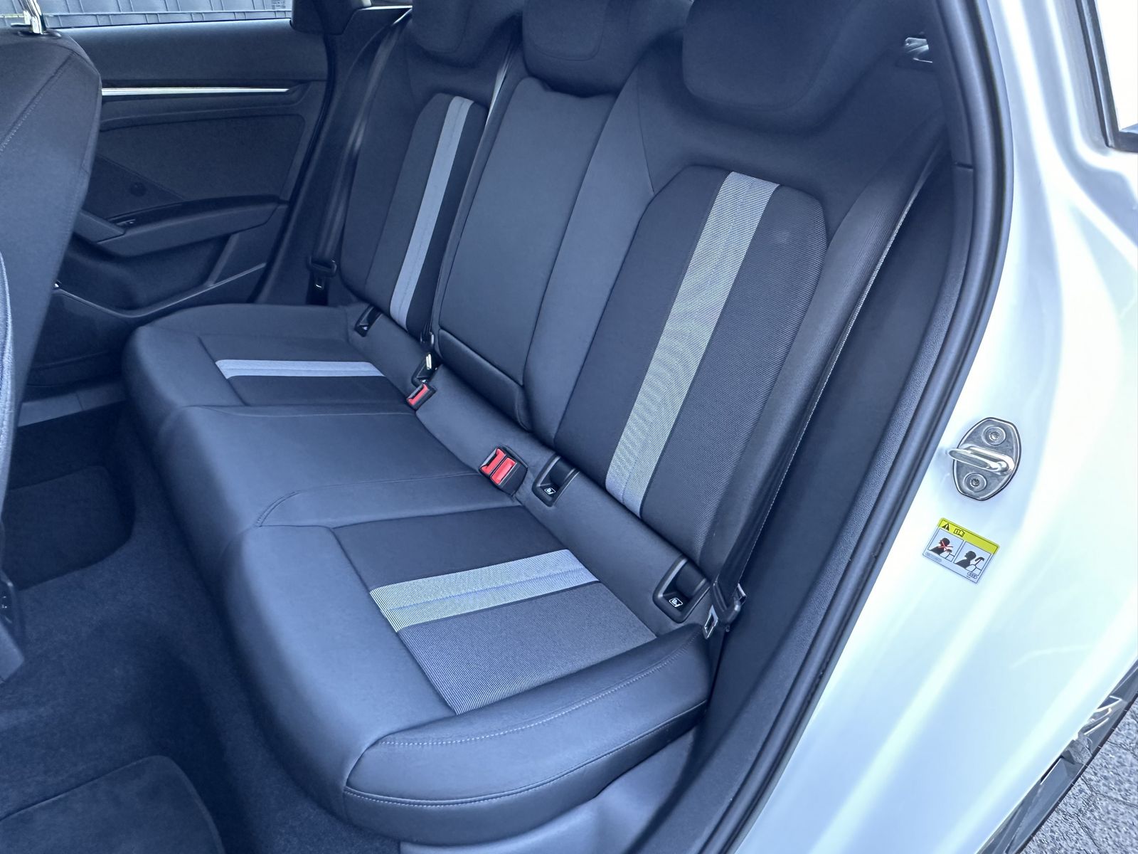 Fahrzeugabbildung Audi A3 35 TDI SpB S-Line NAV+LED+KAM+B&O+CARPLAY+1HD
