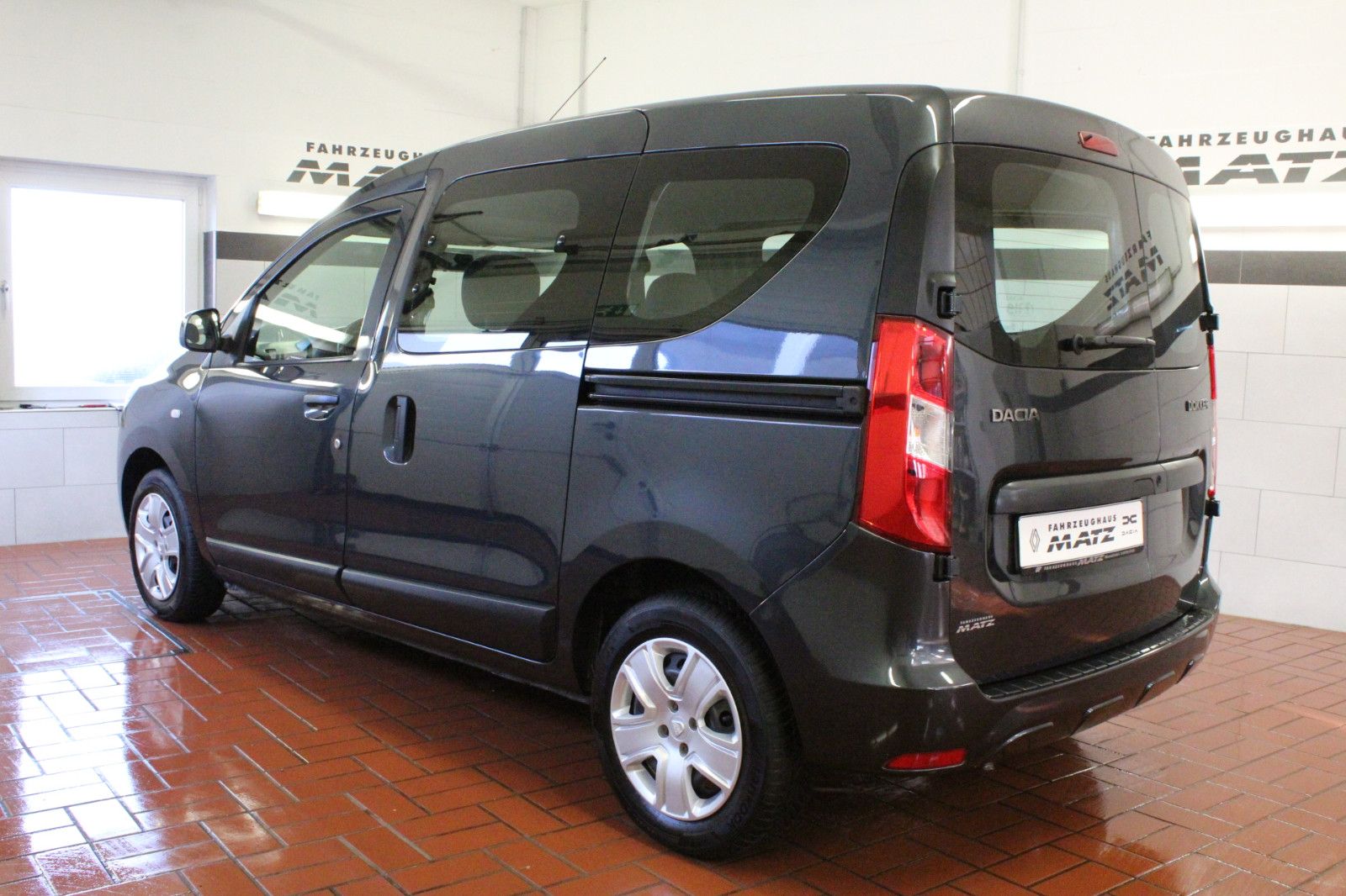 Fahrzeugabbildung Dacia Dokker 1.6 SCe 100 Laureate *Allwetterreifen*