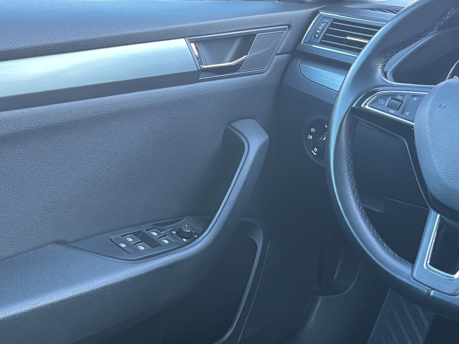 Fahrzeugabbildung SKODA Superb 2.0 TDI*DSG*SHZ*PDC*AHK*Navi*Leder*