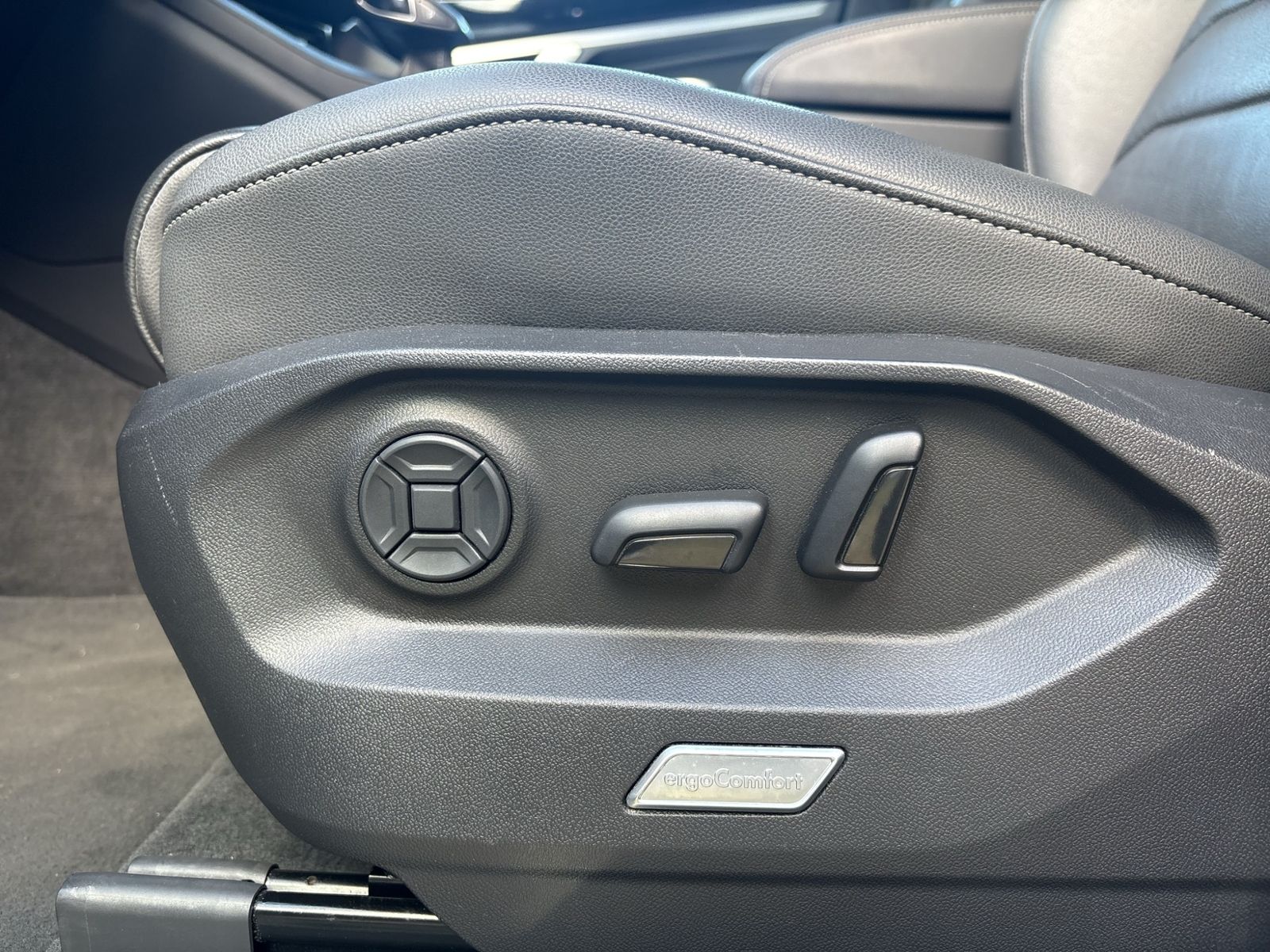 Touareg 3.0 V6 TDI R-Line PANO,STHZ,RFK.