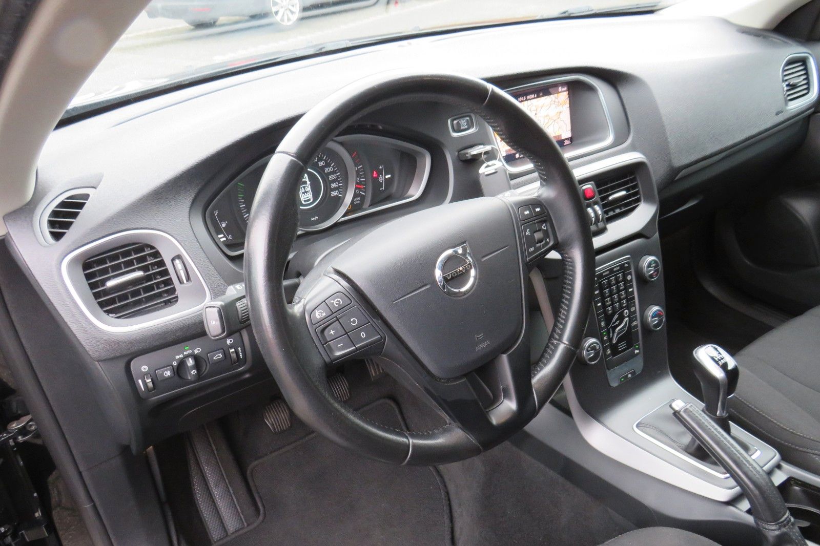 Fahrzeugabbildung Volvo V40 Kinetic NAVI TELVOR KLIMATRONIC 8-FACH ALU