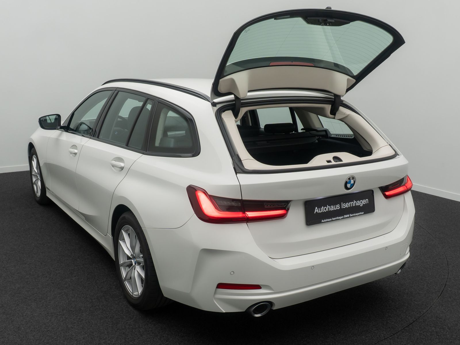 Fahrzeugabbildung BMW 320d HUD DAB Sport Komfort Alarm Teilleder AHK