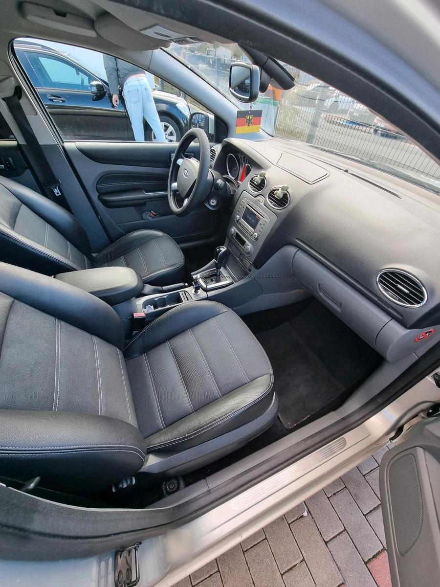 Ford Focus 2009 — interior