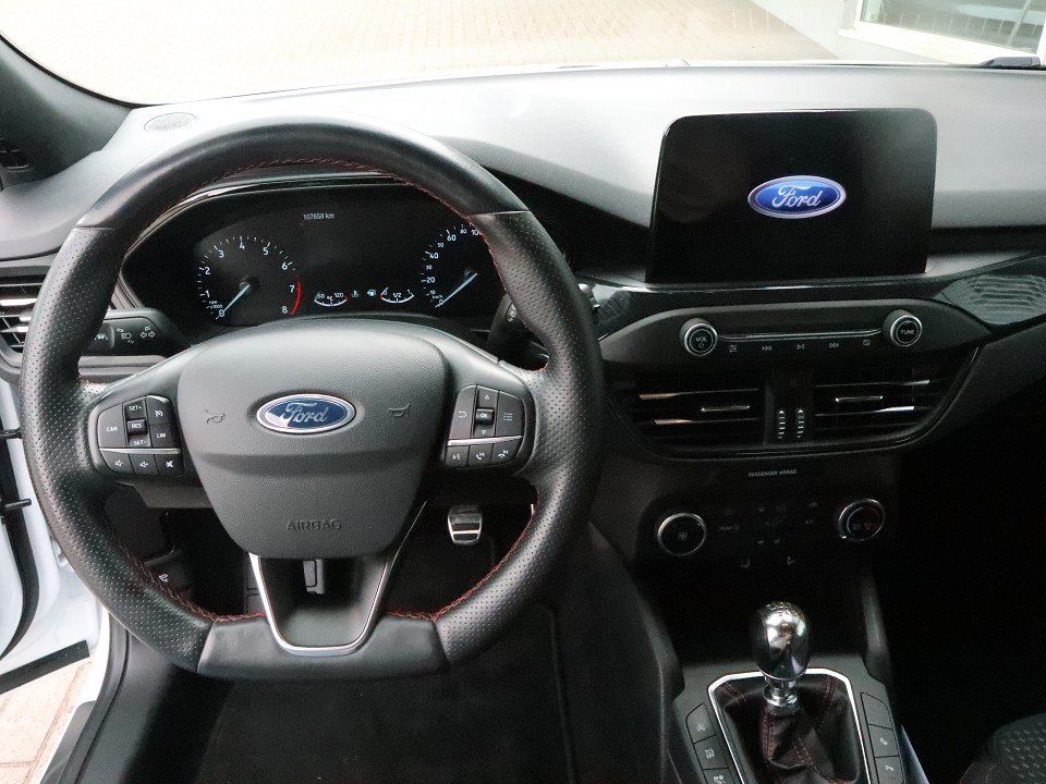 Fahrzeugabbildung Ford Focus Turnier 1.5 ST-Line AHK NAVI ACAA SHZ KeyL