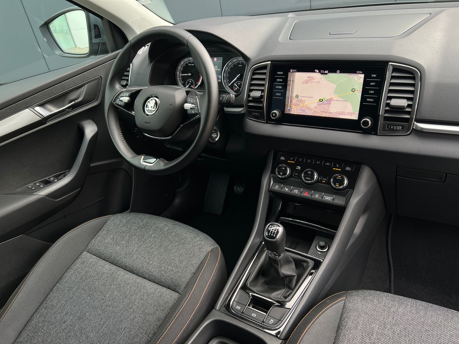Fahrzeugabbildung SKODA Karoq Clever 2.0 TDI *TravelAssist, Navi, KESSY*