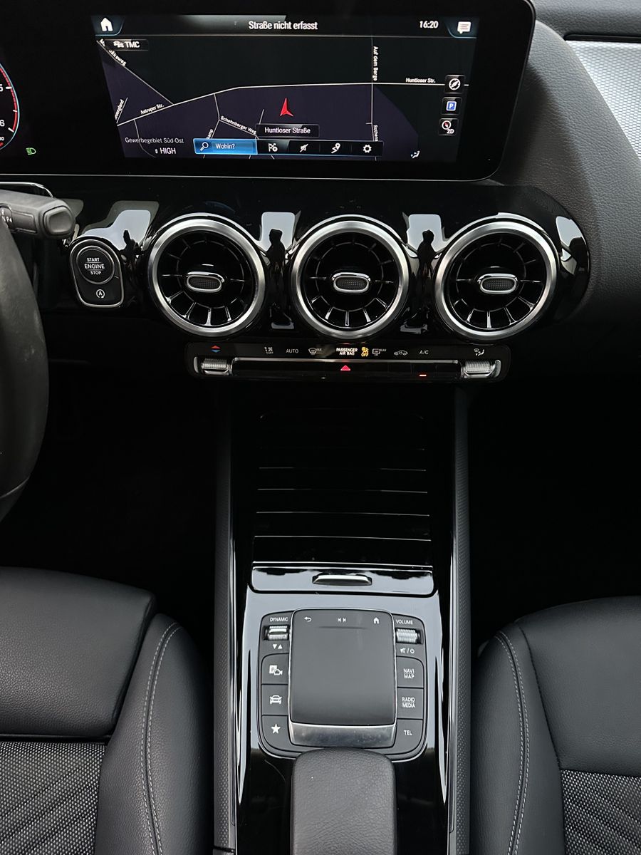 Fahrzeugabbildung Mercedes-Benz GLA 180d Style NAV+LED+WIDESCREEN+KAM+1HD+17ZOLL