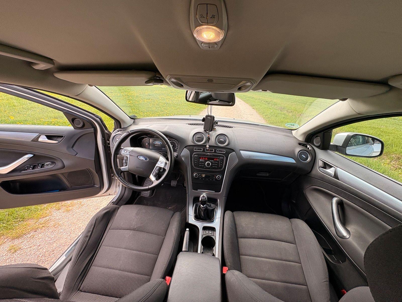Ford Mondeo 2013 — interior