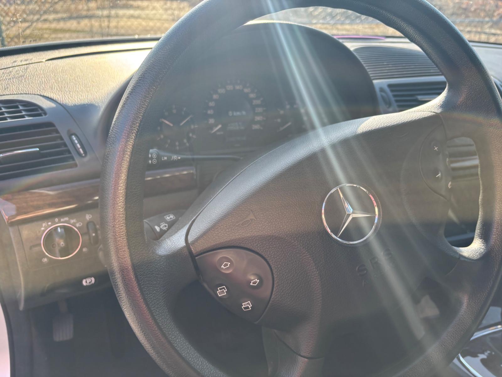 Mercedes-Benz E200 2005 — photo 13