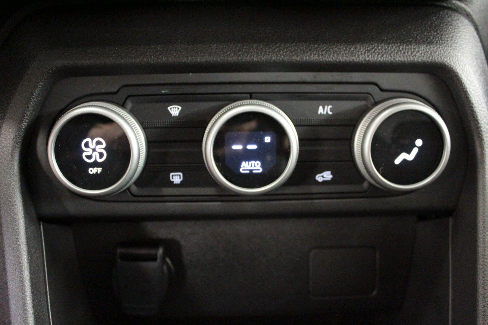 Fahrzeugabbildung Dacia Sandero TCe 100  Benzin /Expression*Winterpaket*