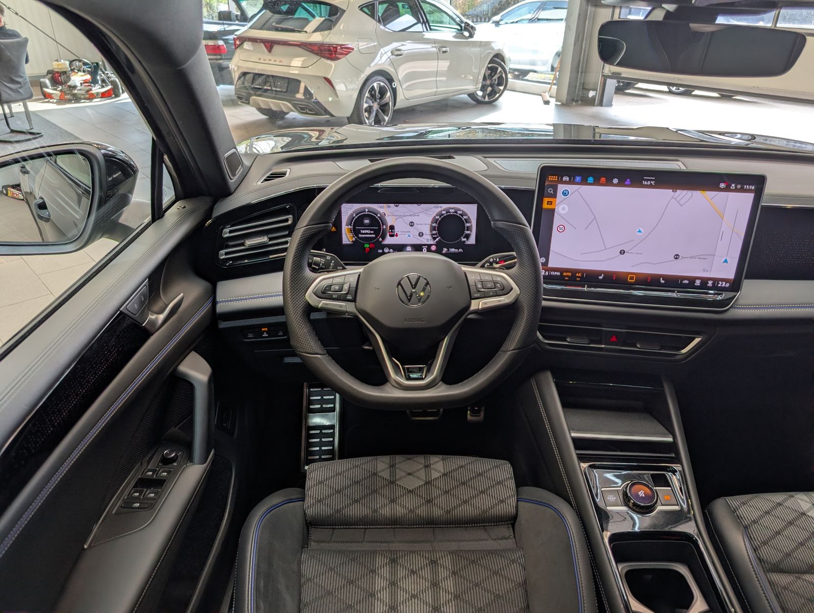 Photo du véhicule Volkswagen Tiguan 2.0TDI R-Line 4M Pano Black AHK Matrix 20