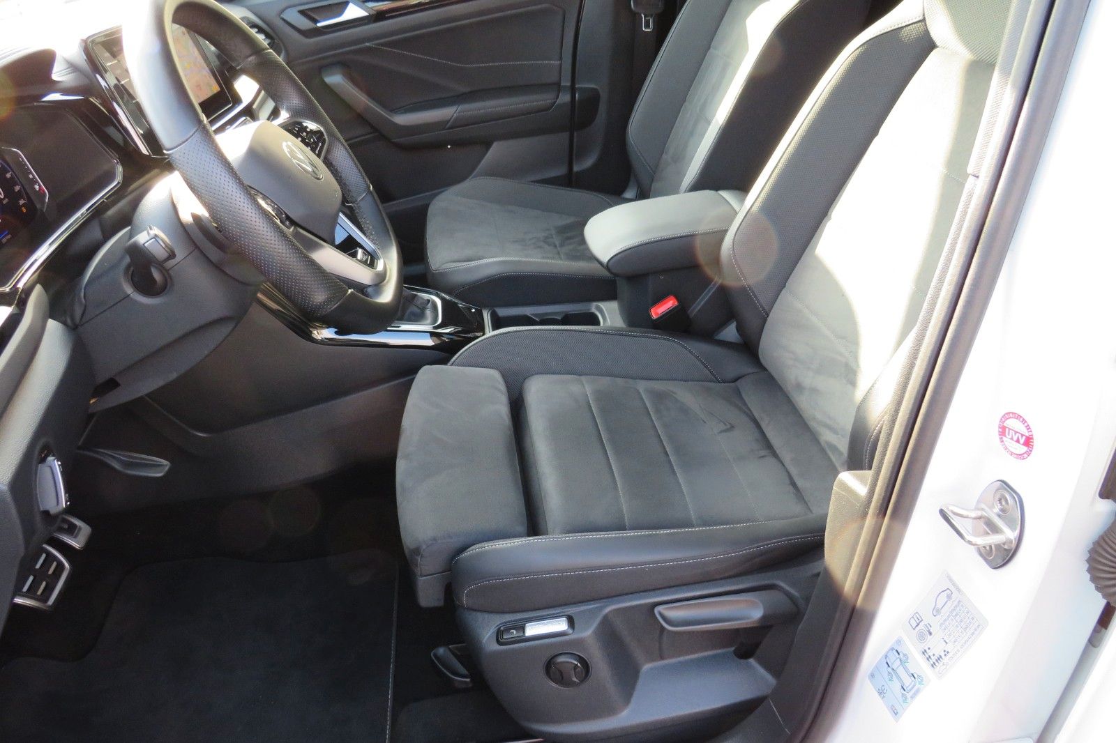 Fahrzeugabbildung Volkswagen T-Roc R-LINE AHK DCC ACC NAVI KAMERA 8-FACH 1.H