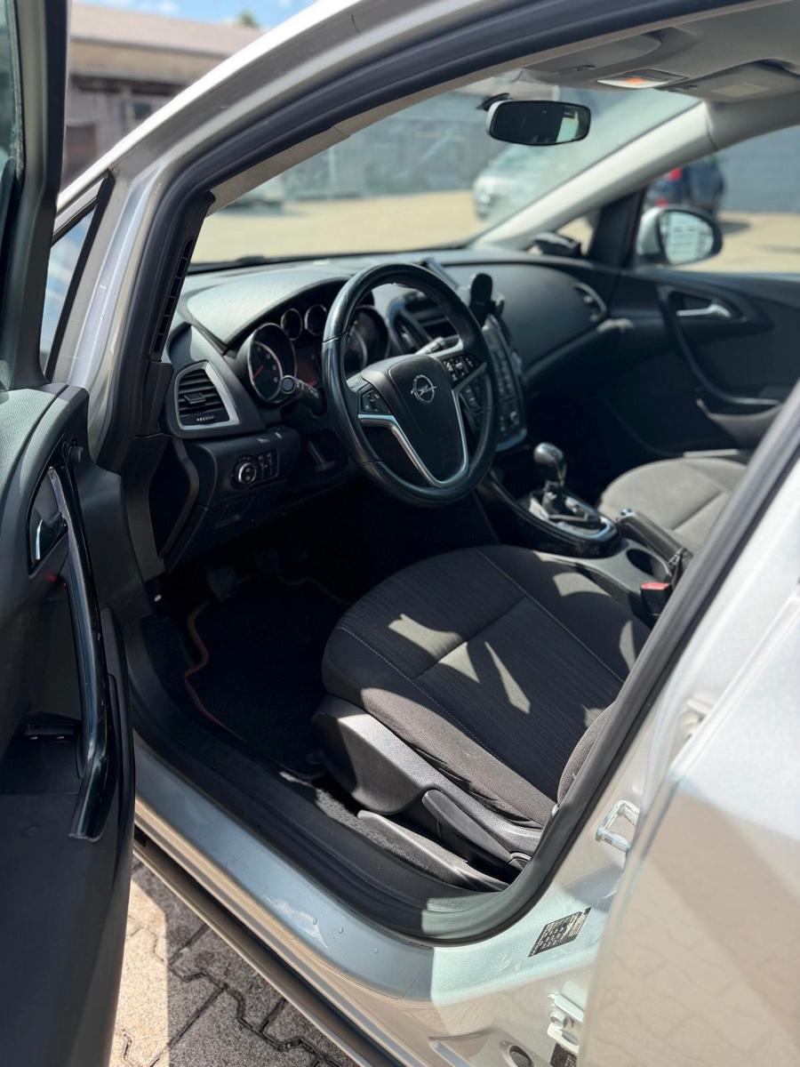 Opel Astra 2011 — photo 5