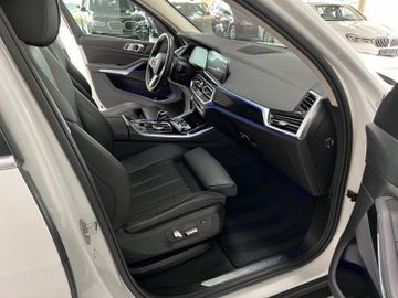Fahrzeugabbildung BMW X5 xD40i Panorama Kamera Alarm AHK AdLED M Sport