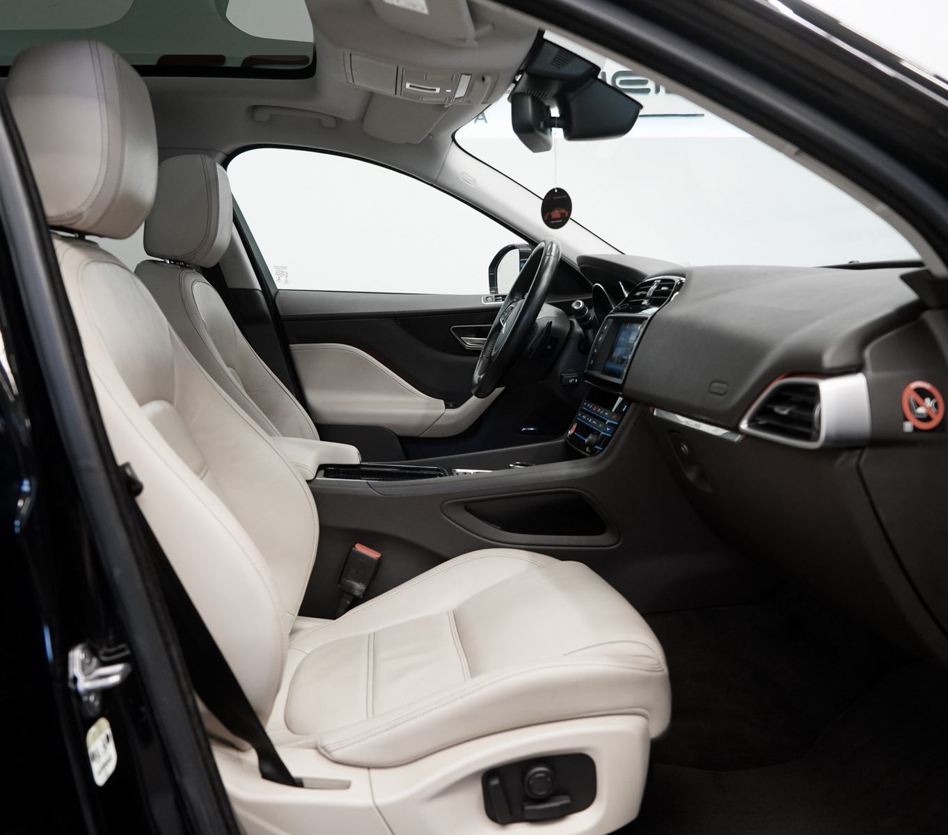 Jaguar F Pace