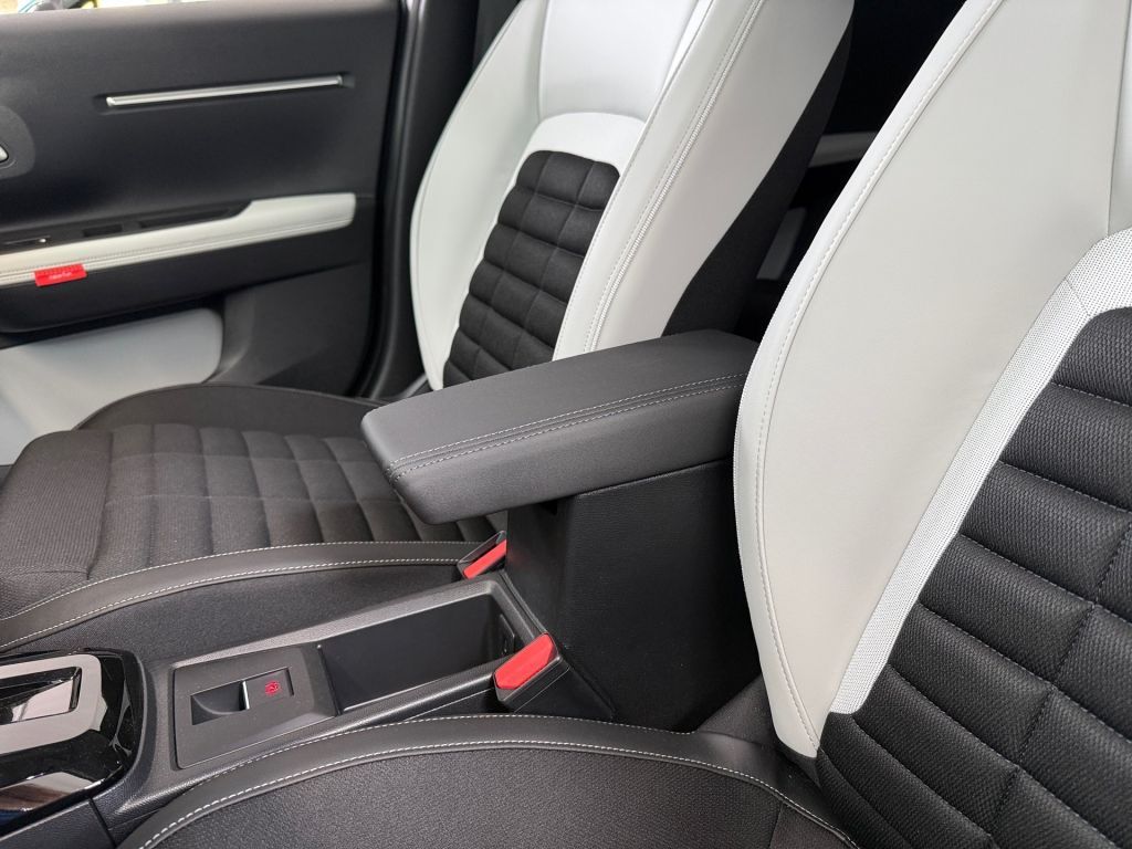 Fahrzeugabbildung Citroën e-C3 Aircross PLUS / Winter Paket