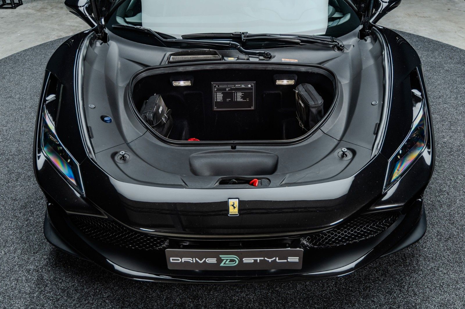 Fahrzeugabbildung Ferrari F8 Spider + Nero Daytona + Carbon + Lift + Garan