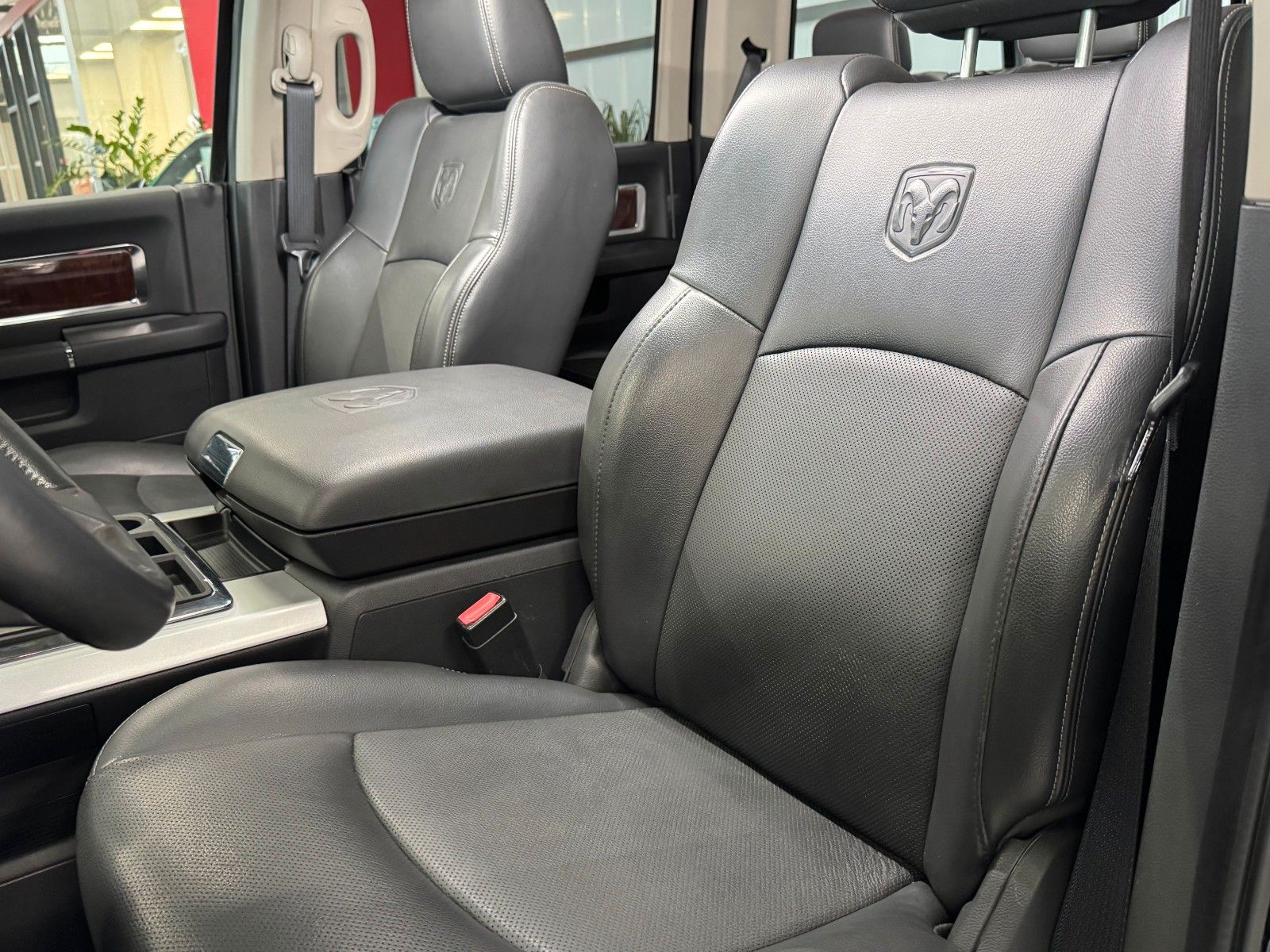 Fahrzeugabbildung Dodge RAM 5,7 Laramie Crew Cab LPG DVD RAM BOX 1.Hand