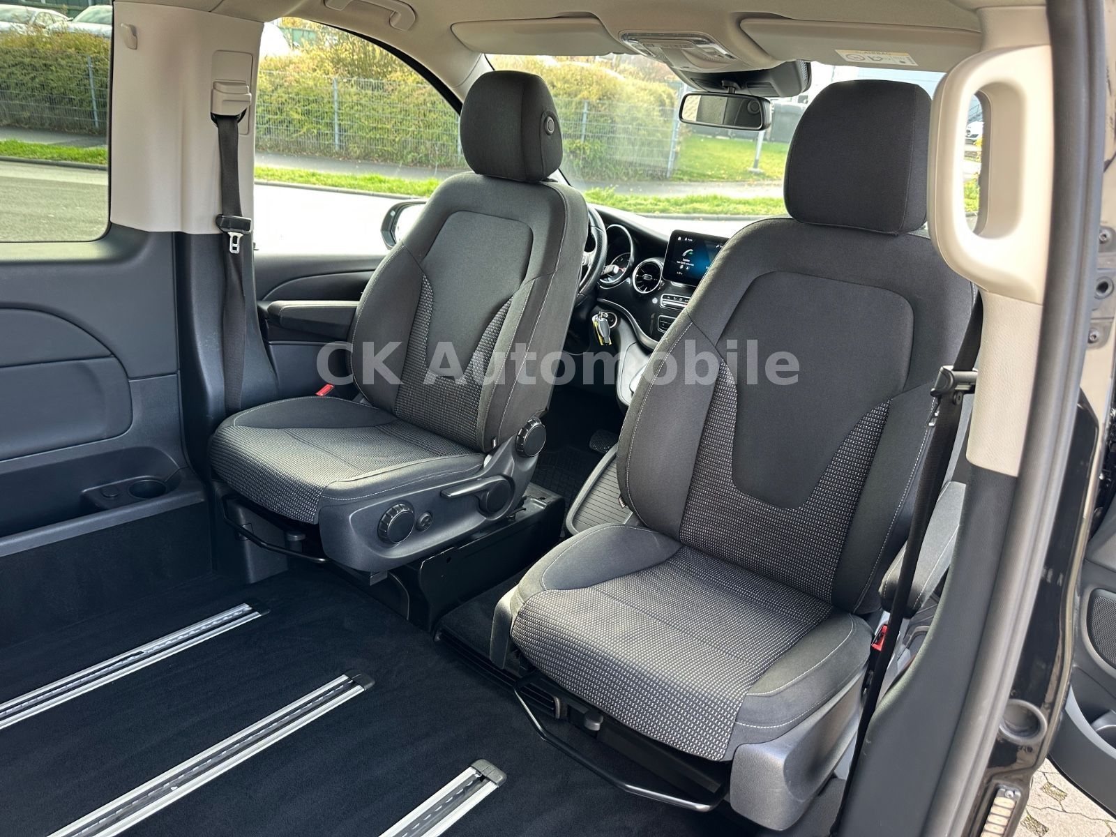 Fahrzeugabbildung Mercedes-Benz V 300d EDITION Kompakt/5 Sitze/Navi/LED/AHK