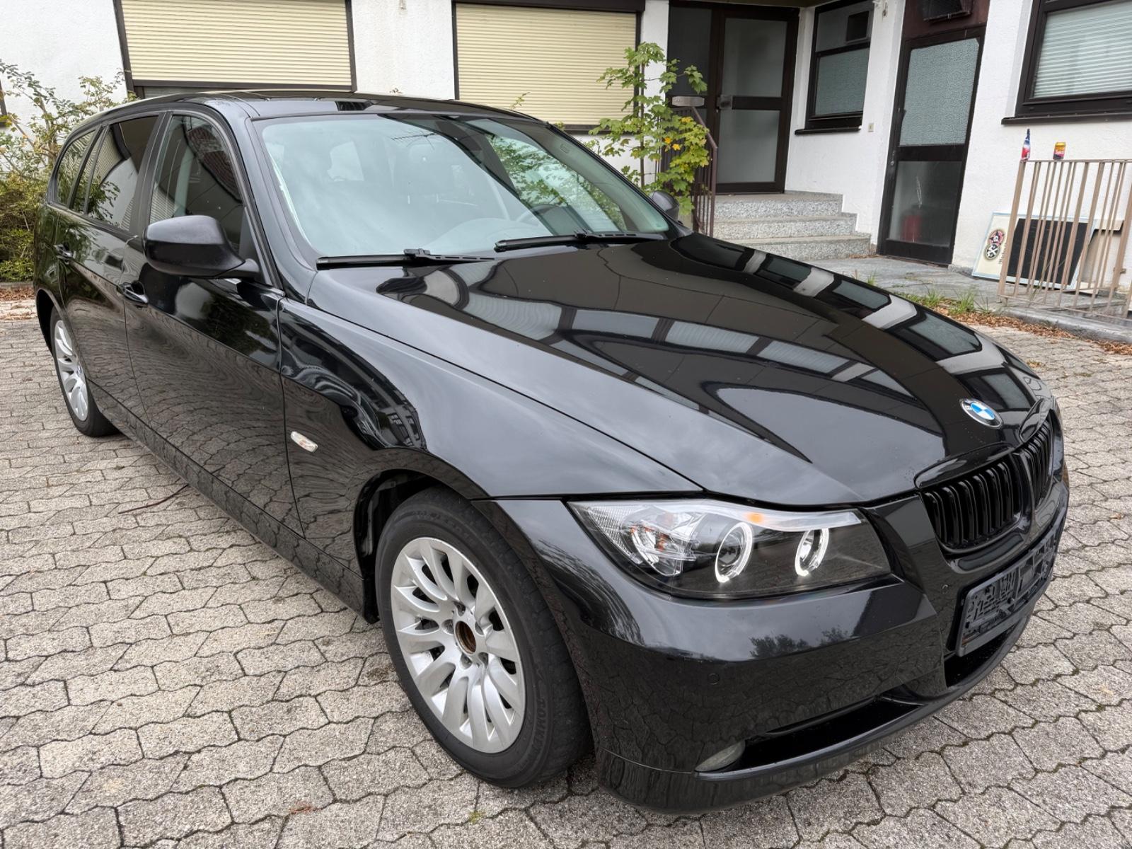 BMW 318 2007 — rear view