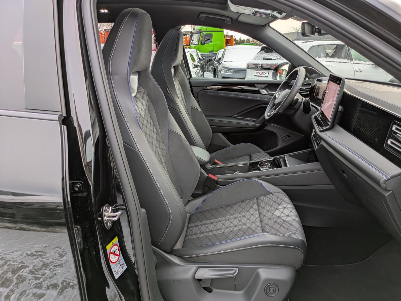Fahrzeugabbildung Volkswagen Tiguan 2.0 TDI 4M R-Line PANO*H&K*AHK*MATRIX*20"