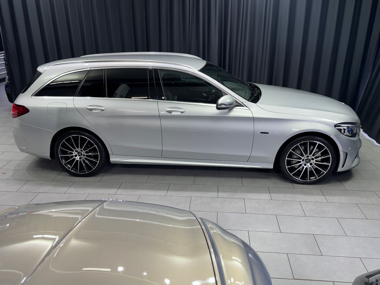 Fahrzeugabbildung Mercedes-Benz Mercedes Benz C 300e T-Modell |BURMESTER|AHK