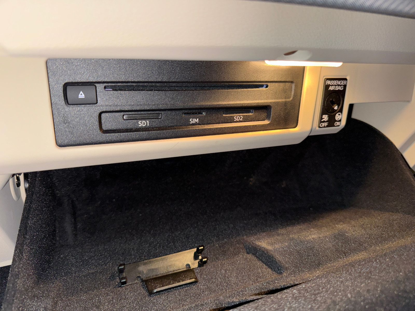 Fahrzeugabbildung Audi A4 Avant DESIGN S-TRONIC PANO STHD AHK LEDER