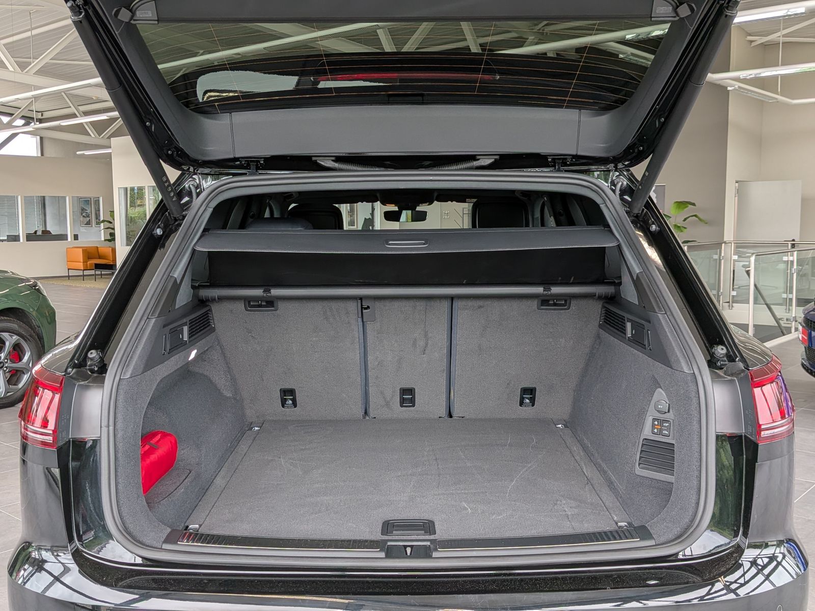 Fahrzeugabbildung Volkswagen Touareg 3.0TDI 4M R-Line VOLL Black 22" UPE 114T