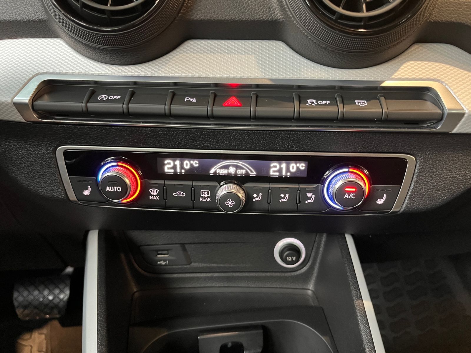 Fahrzeugabbildung Audi Q2 design AHK LED NAV PDC ALU