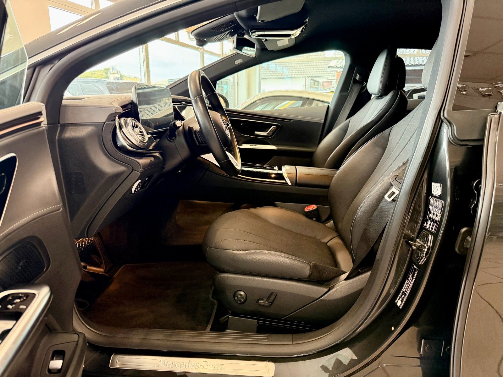 Fahrzeugabbildung Mercedes-Benz EQE 300 Electric Art Advanced/AHK/Kamera/19Zoll