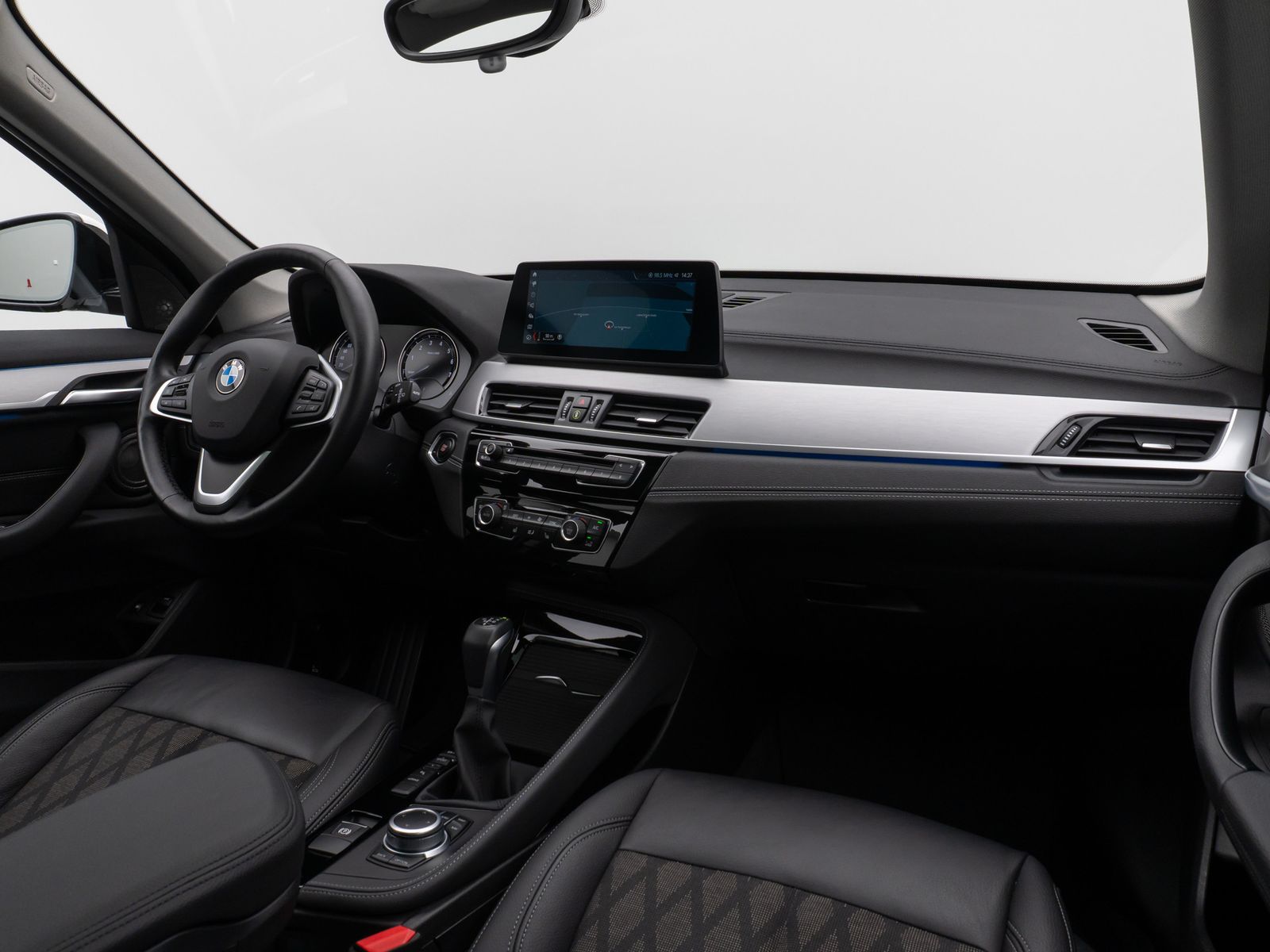 Fahrzeugabbildung BMW X1 xD25e xLine Panorama Kamera HUD DAB H/K AHK