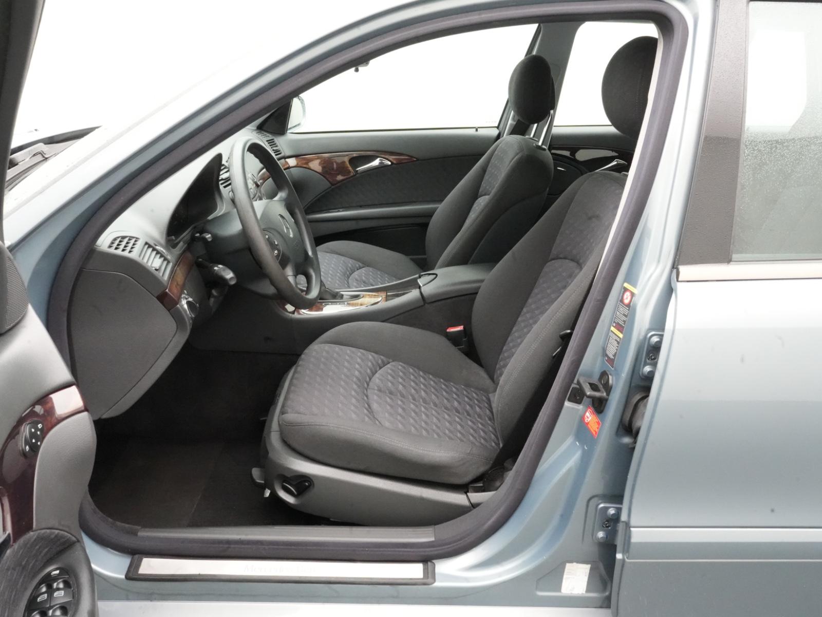 Mercedes-Benz E200 2004 — photo 18
