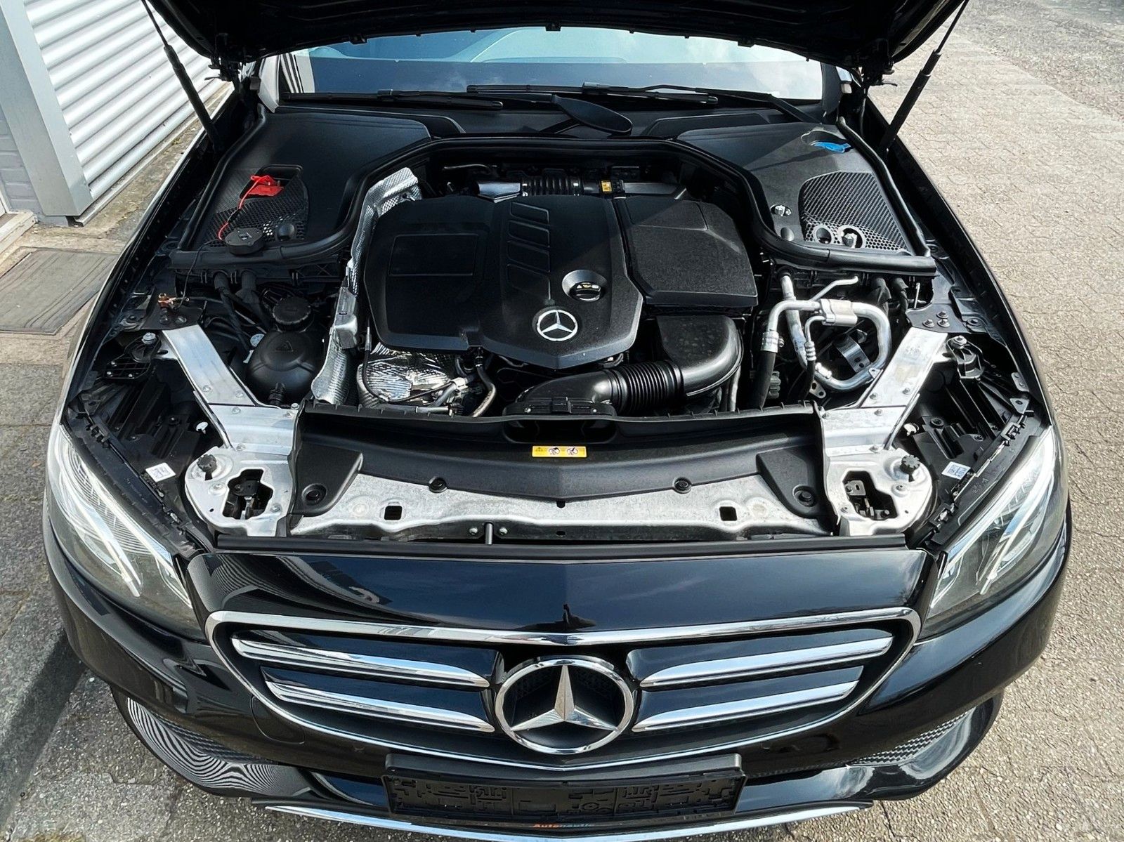 Fahrzeugabbildung Mercedes-Benz E 220T AUT. 4-MATIC NAVI CAM LED AHK 1.Hd