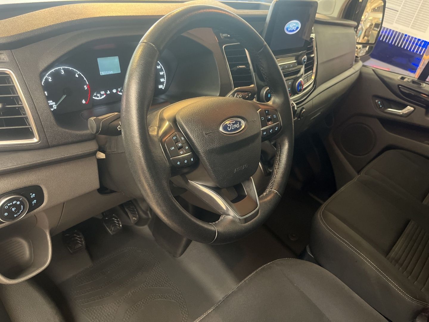 Fahrzeugabbildung Ford Transit Kasten 300 L1 Trend 2.0 TDCi EU6d  DAB