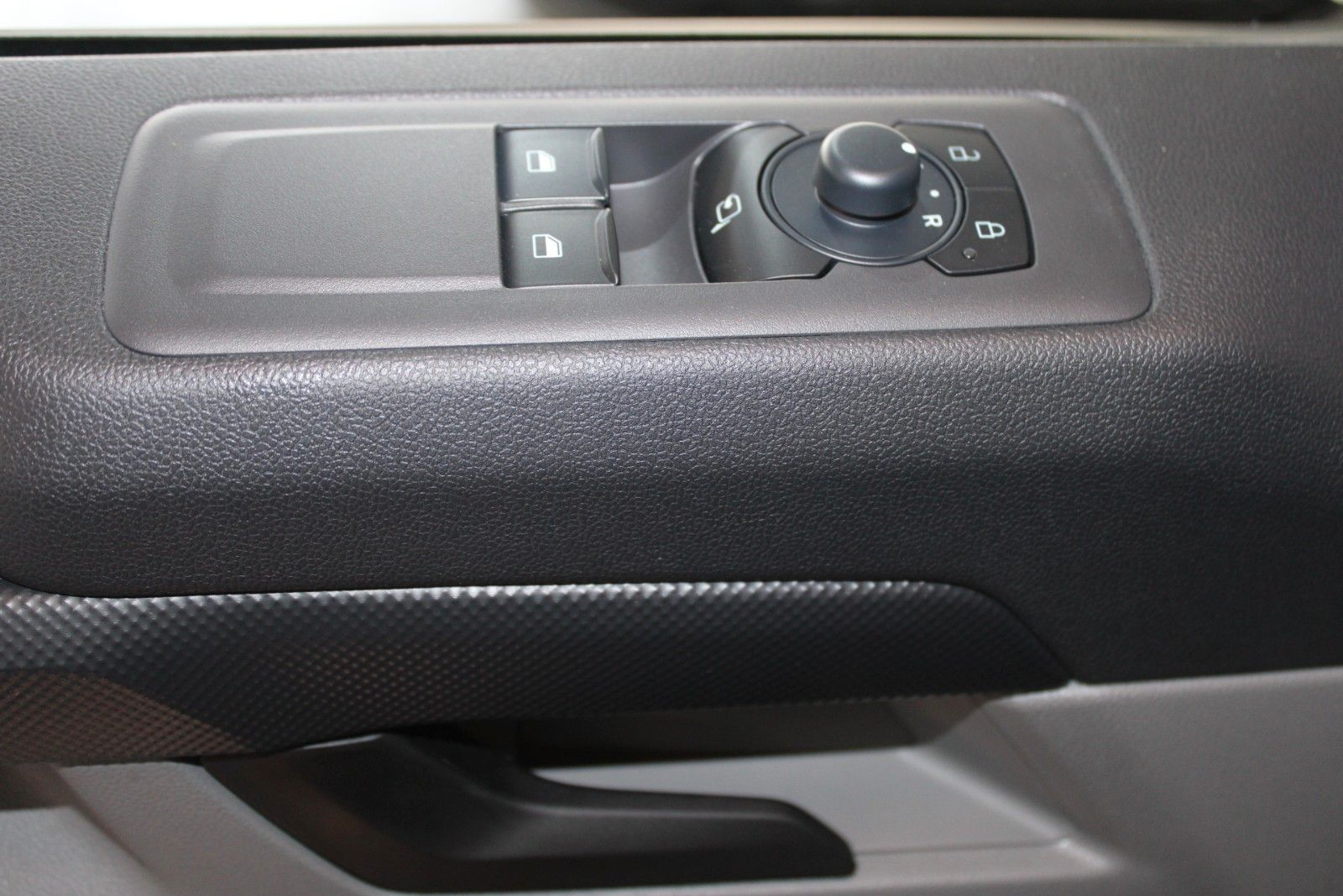 Fahrzeugabbildung Ford Transit Custom Kombi Trend 9-Sitzer LED NAVI CAM