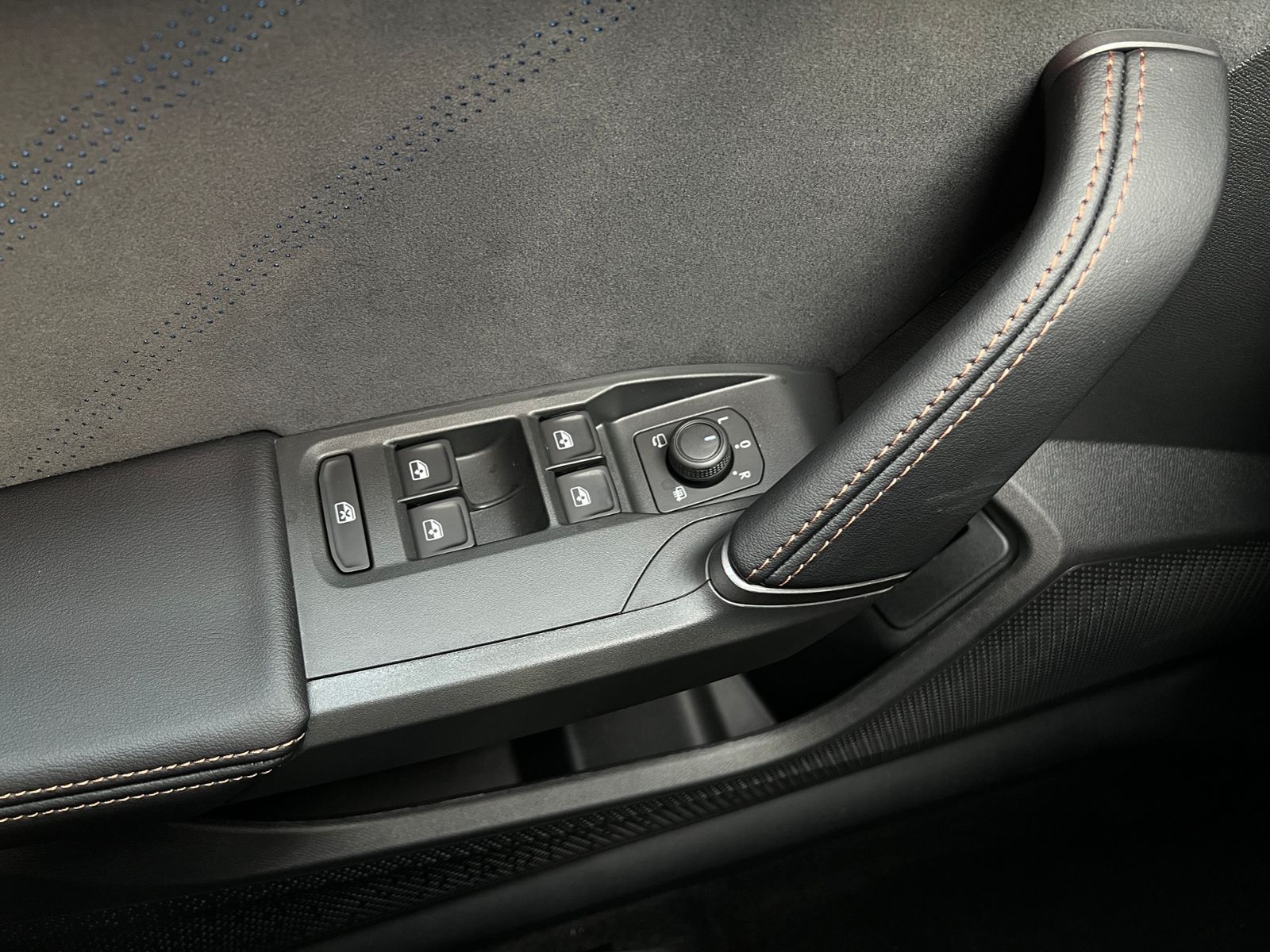 Fahrzeugabbildung CUPRA Leon Sportstourer VZ 2.0 TSI DSG 4Drive *AHK, LE