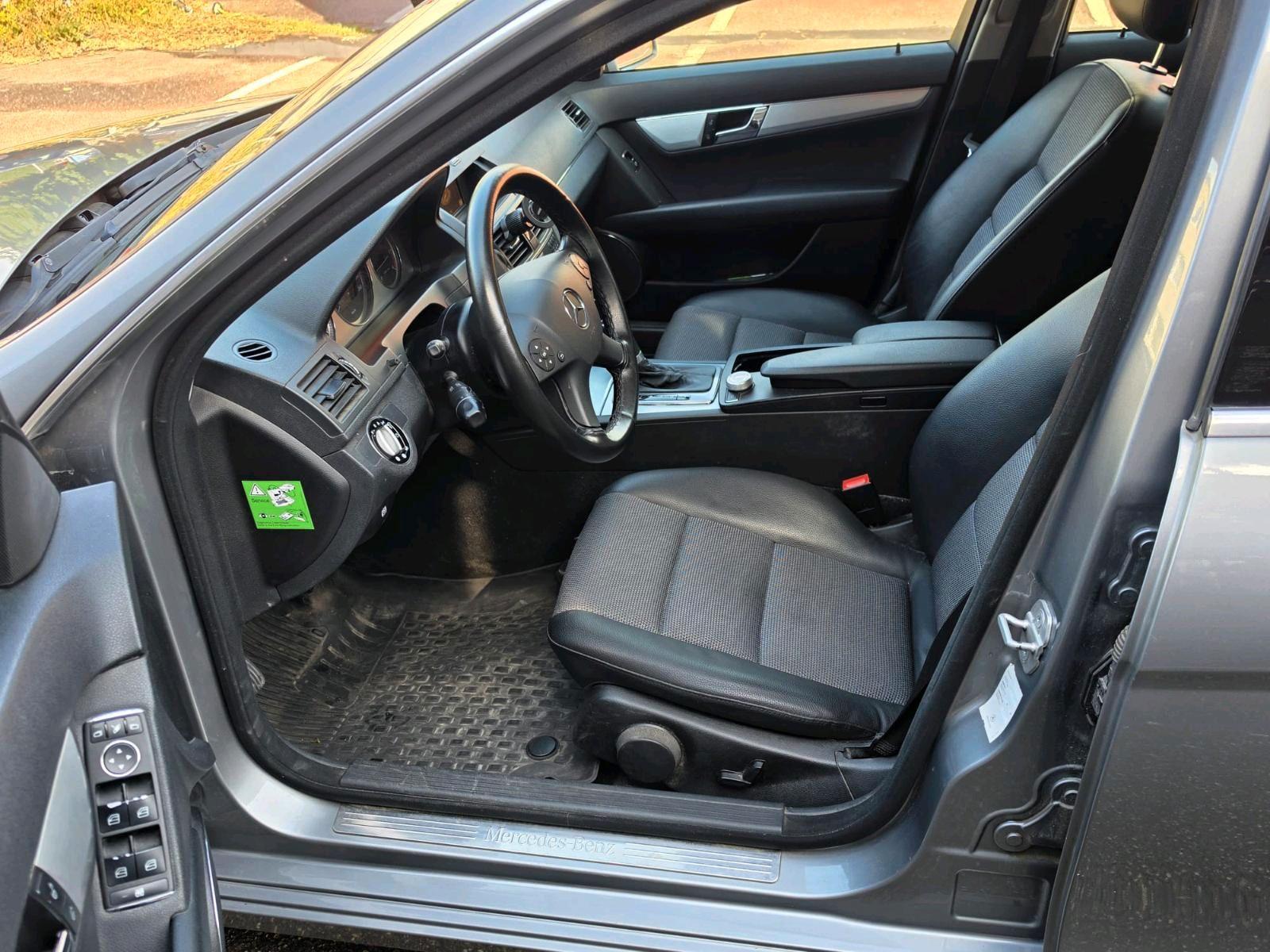 Mercedes-Benz C220 2009 — салон