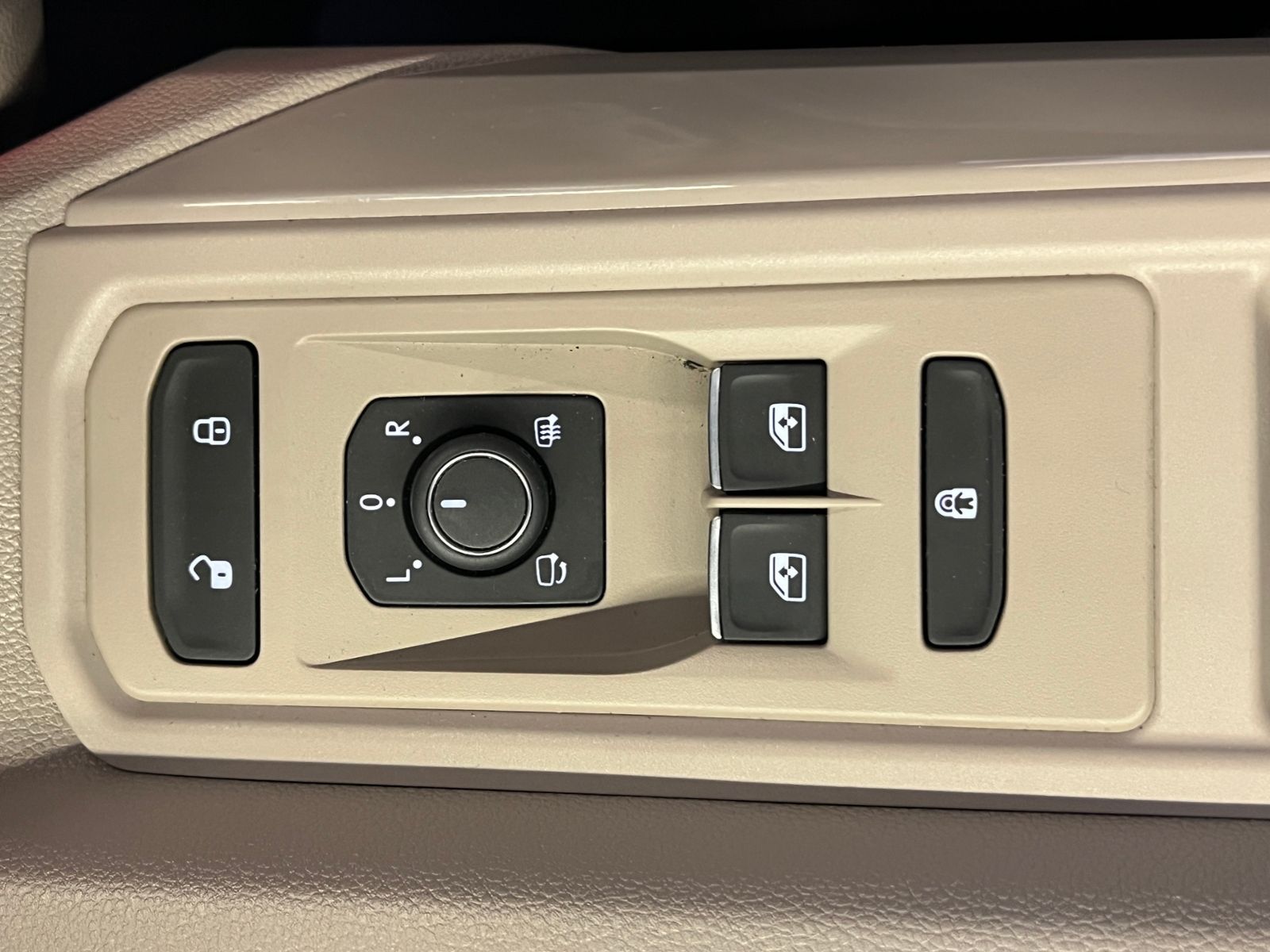 Fahrzeugabbildung Volkswagen Multivan T7 Style 2.0 TDI DSG *AHK, IQ.Light, Pa
