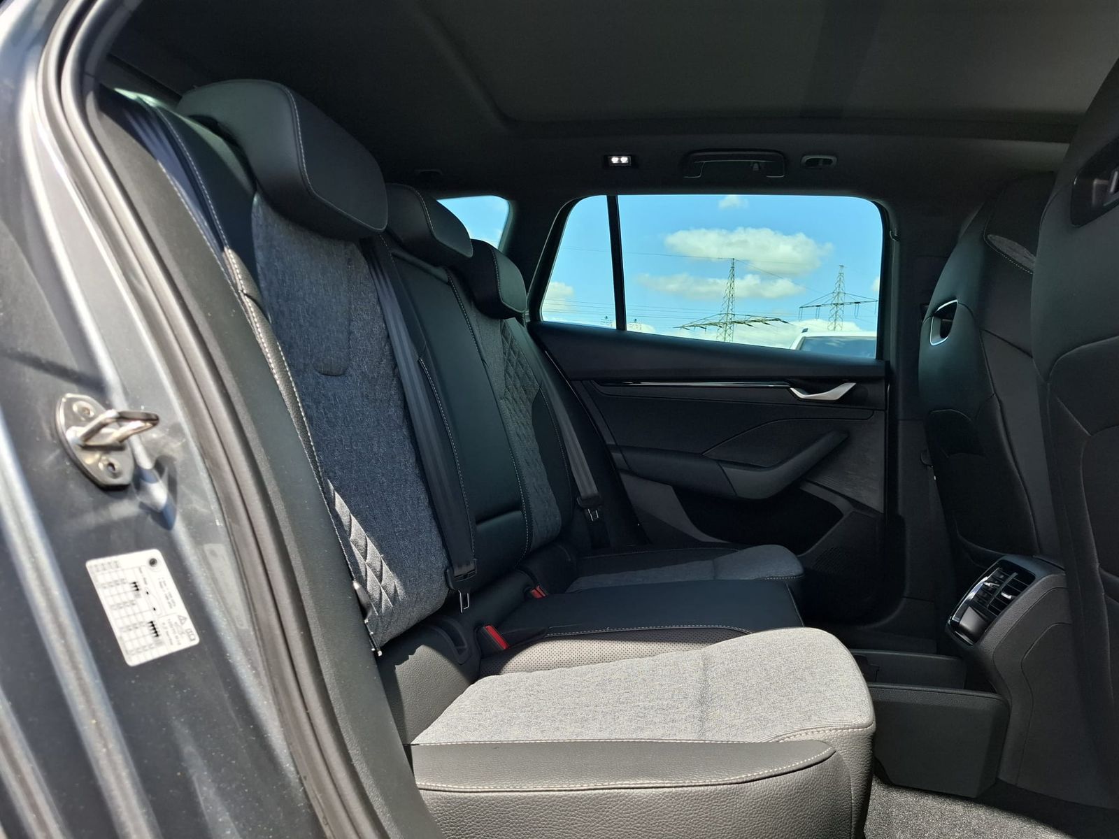 Fahrzeugabbildung SKODA Octavia 1.5 DSG Sportline PANO*MATRIX*AHK*5J.GAR