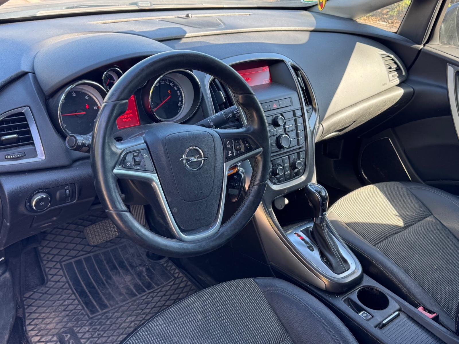 Opel Astra 2011 — photo 11
