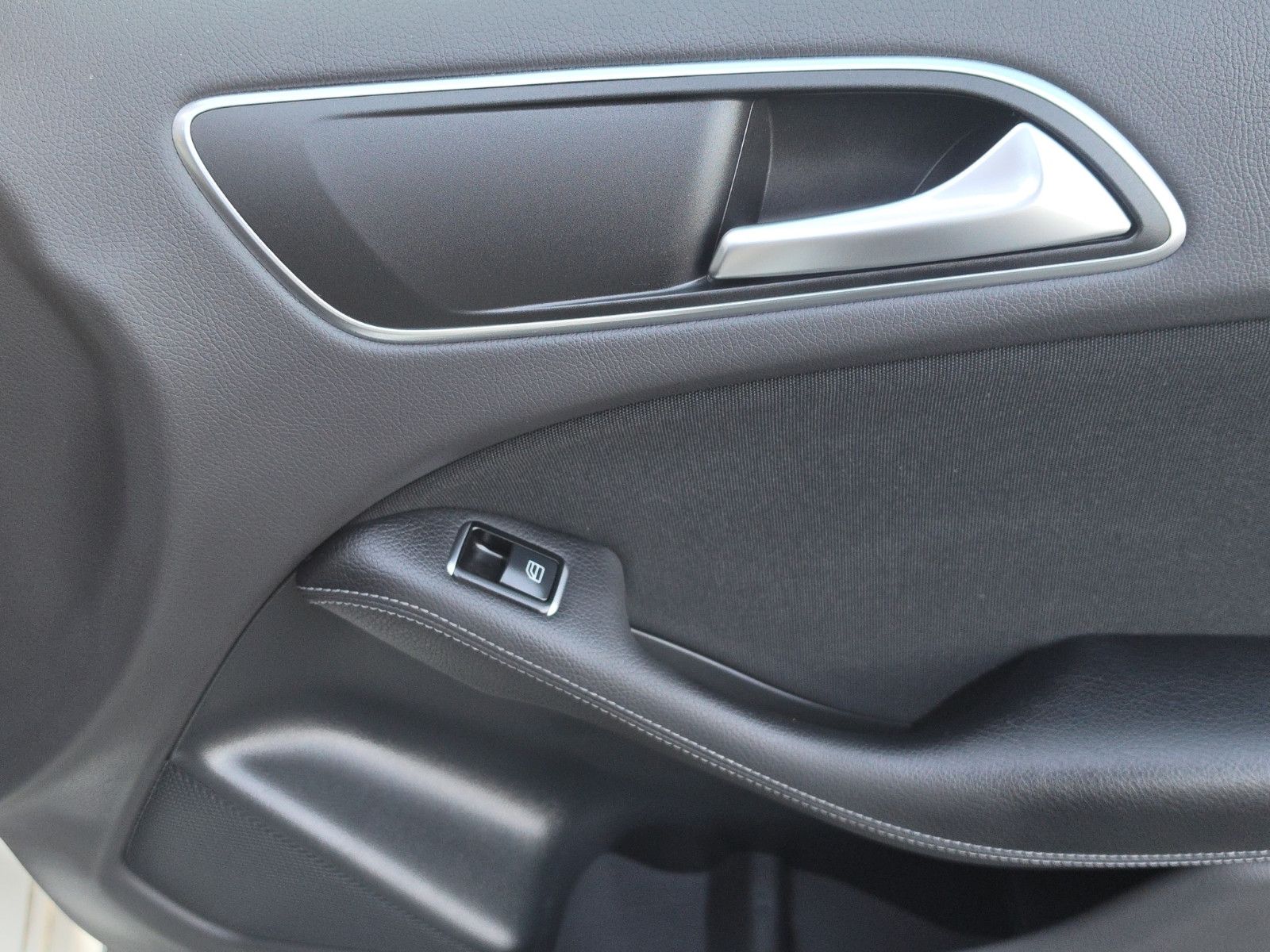 Fahrzeugabbildung Mercedes-Benz B 180 AUTOMATIK KAMERA TEMPOMAT SITZHEIZUNG NAVI