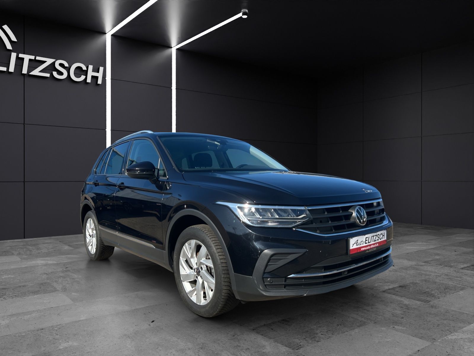 Fahrzeugabbildung Volkswagen Tiguan Life TDI DSG 4M LED ACC AHK LRHzg SH Rear