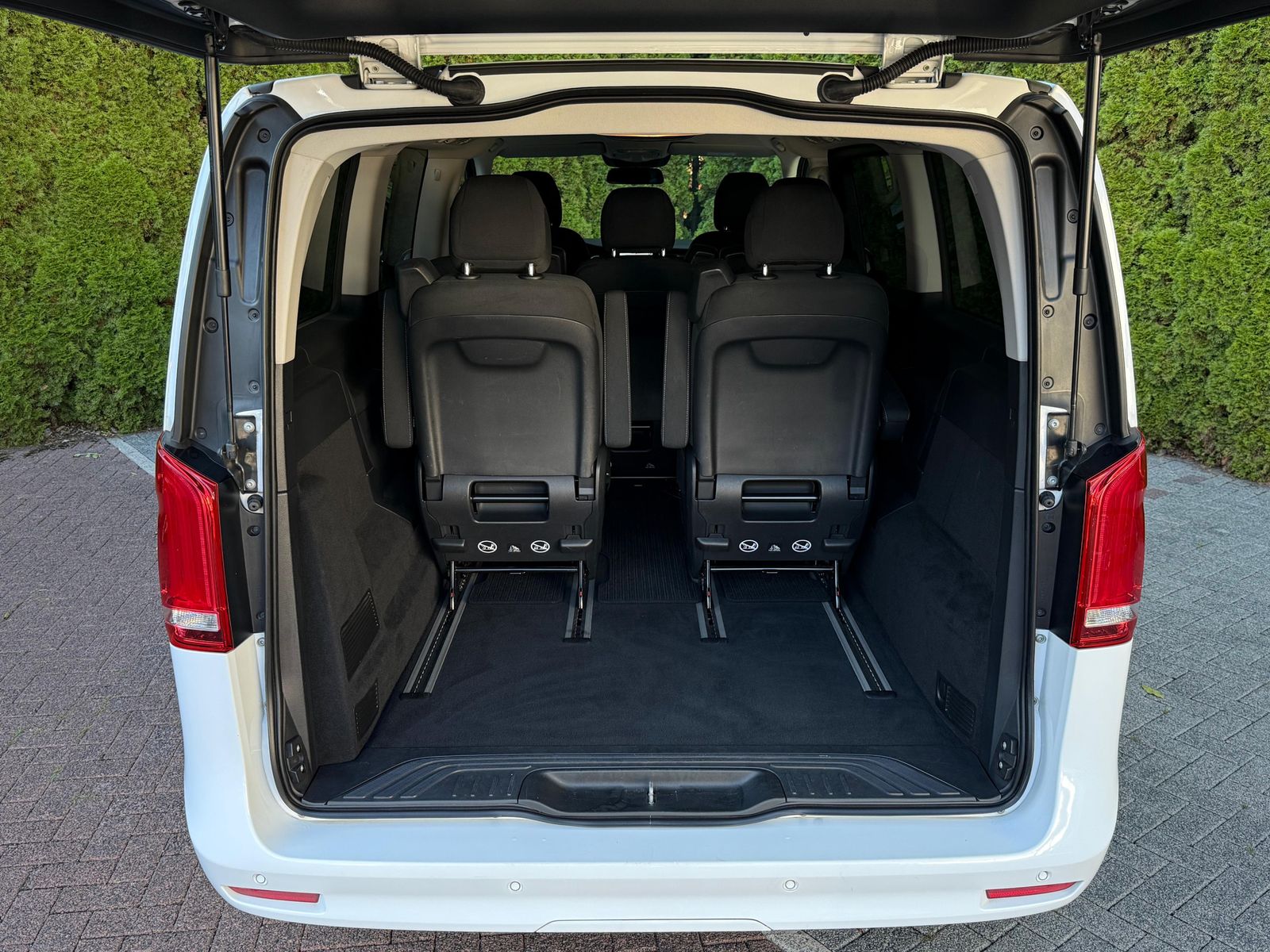 Vehicle illustration Mercedes-Benz V 220 d 9G Long LED+MBUX+DISTR+KAM+SHZ+PARK+7Si