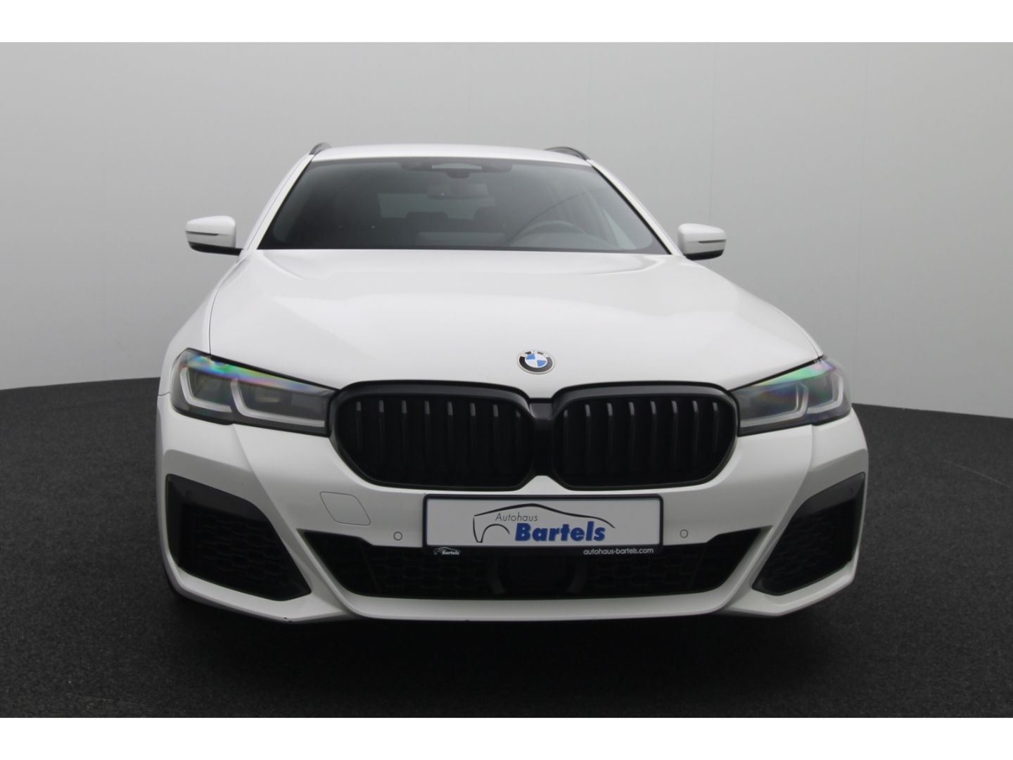 Fahrzeugabbildung BMW 540 d xDrive M Sport Touring Park-Assistent AHK