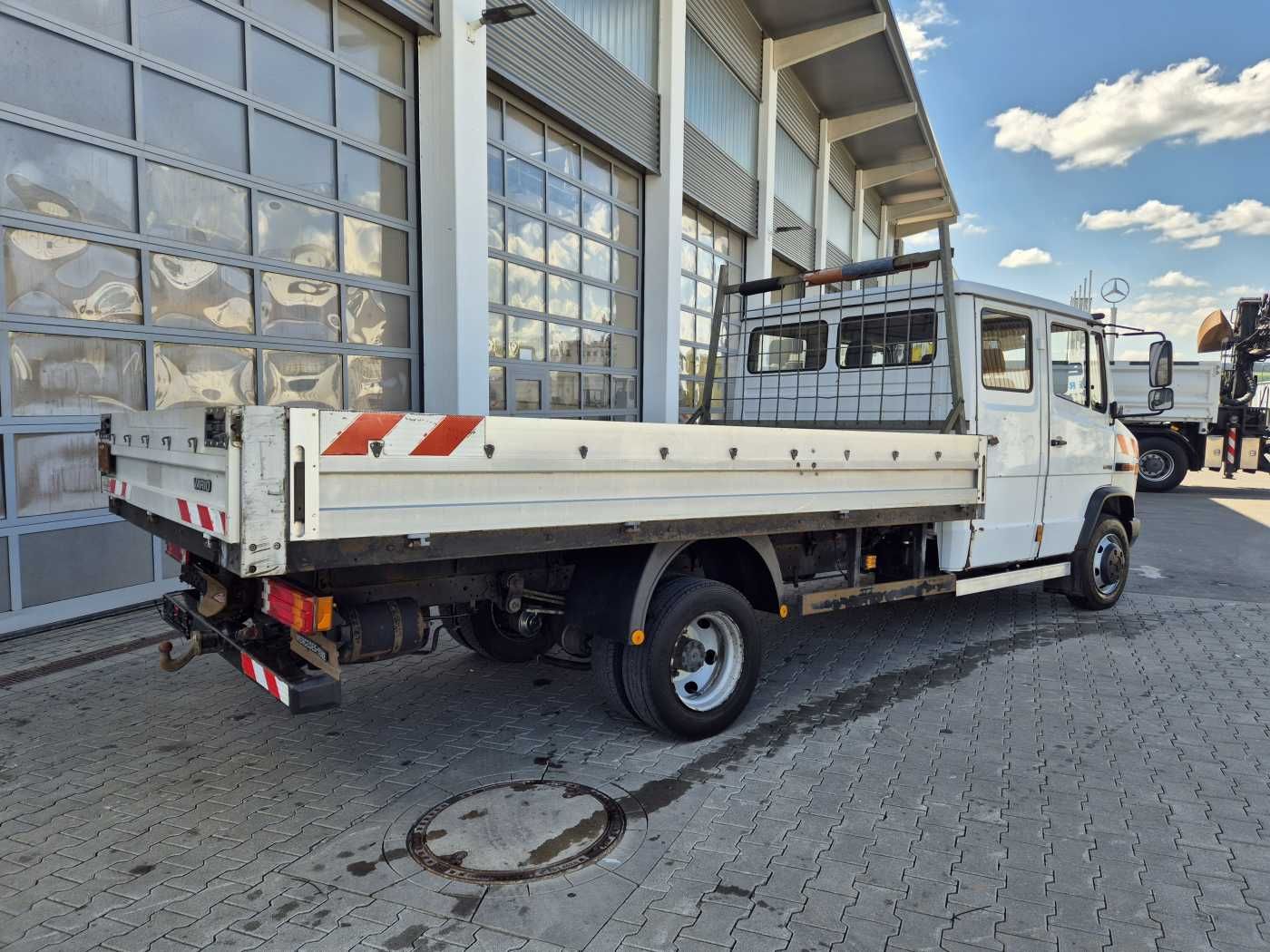 Fahrzeugabbildung Mercedes-Benz Vario 816 DK DoKa 4x2 Pritsche 2x AHK