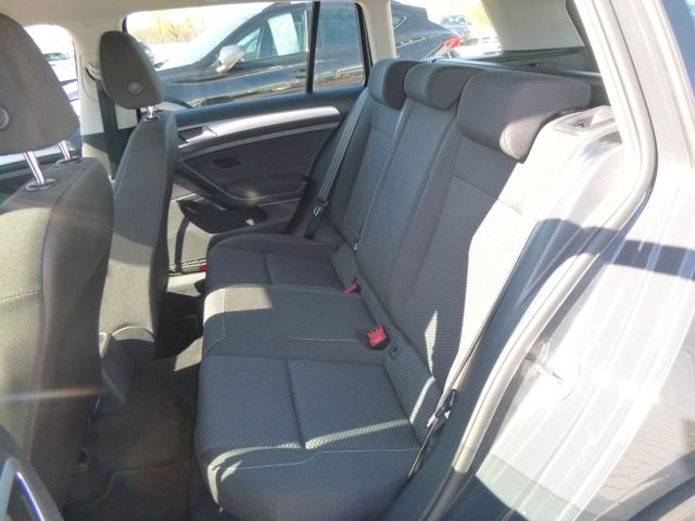 Fahrzeugabbildung Volkswagen Golf VII Variant >Navi/Klima/VW Connect<