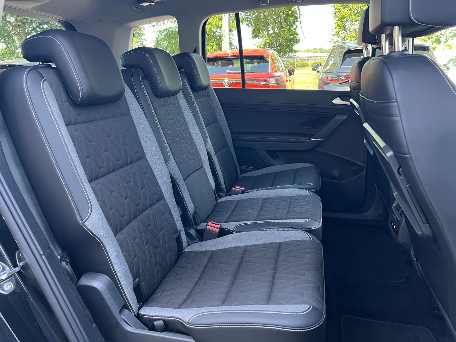 Fahrzeugabbildung Volkswagen Touran Comfortline 2.0 TDI DSG *R-Line Ext.,AHK,