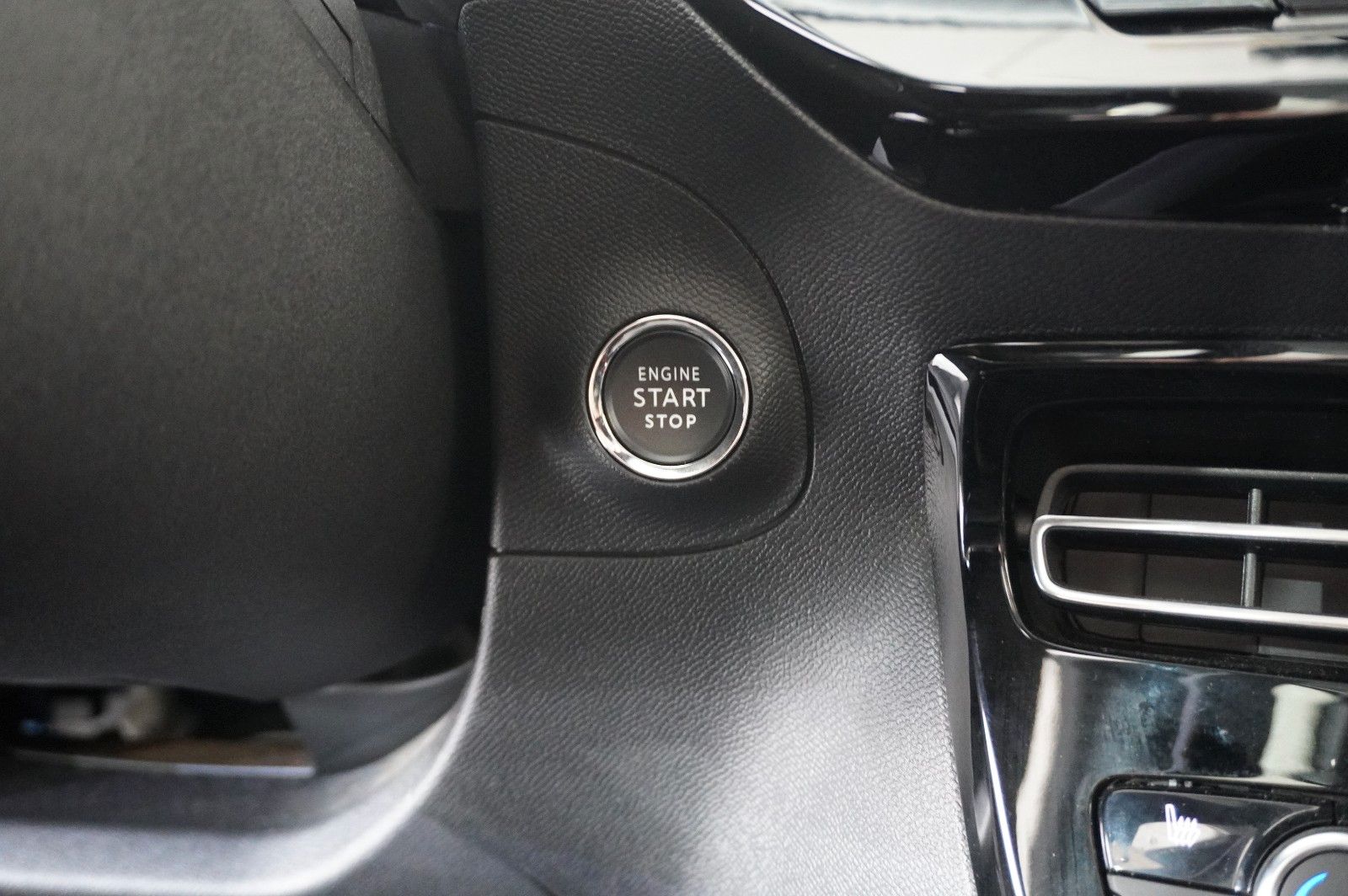 Fahrzeugabbildung Opel Mokka 1.2T ELEGANCE NAVI/LED/KAMERA/SH/SPORT/DAB